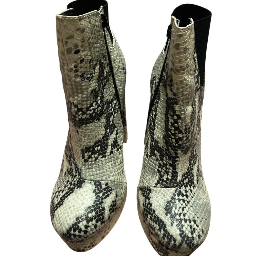 Qupid white Snake Boots New Womens 9